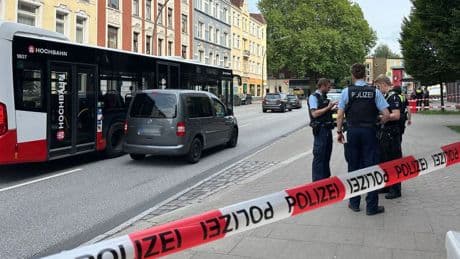 Hamburg: Raub in Hamburger Bus - Menschen mit Schnittverletzungen