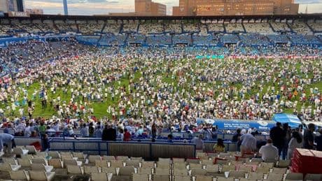 La Romareda se queda en los huesos: la afición del Real Zaragoza invade el campo y se lleva asientos, redes y césped