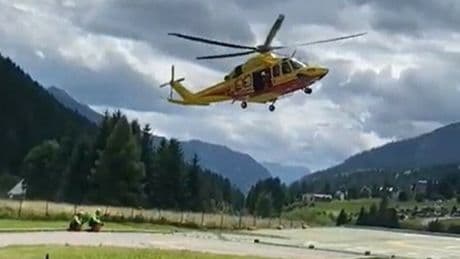 Val di Fassa, escursionista precipita lungo il sentiero davanti agli occhi degli amici: 50enne muore dopo un volo di 100 metri