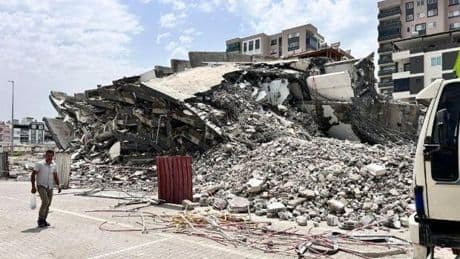 Hasarlı bina tehlikesi! İş makinasının dokunmasıyla 7 katlı bina tuzla buz oldu
