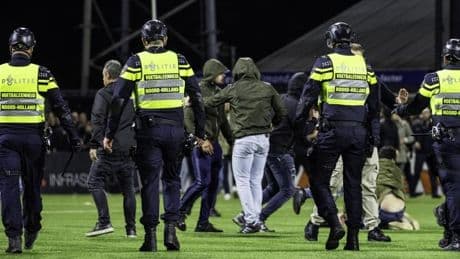 Schlagstöcke und Polizei-Hunde – Massenschlägerei bei Aufstiegsspiel in den Niederlanden