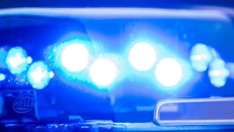 Zweijähriges Kind verletzt: Motorrad kracht in Auto - drei Verletzte