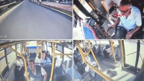 Direksiyon başında ölüm: otobüsteki yolcu faciayı önledi