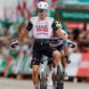 Ayuso vloert landgenoot Romo in vredige etappe en pakt z’n tweede ritzege in deze Vuelta, Vingegaard als leider naar Angliru