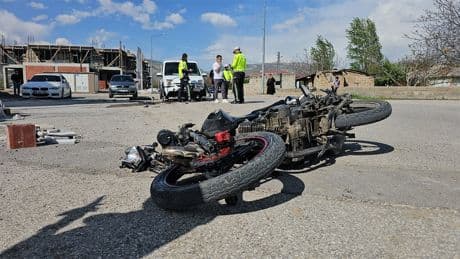 Erzincan'da feci kaza! Hafif ticari araçla çarpışan motosikletin sürücüsü öldü