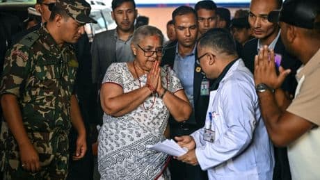 Népal: Sushila Karki, la nouvelle Première ministre, s'affiche au chevet des victimes des émeutes