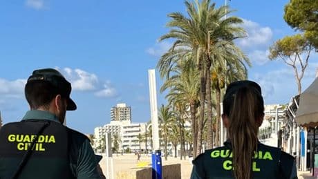 La Guardia Civil salva a un turista que se lanzó al mar en Magaluf tras la ingesta de alcohol y drogas