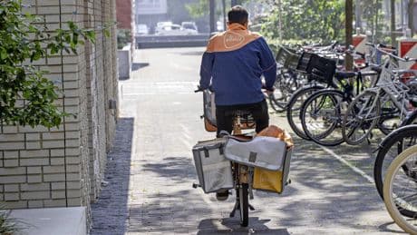 Staat wil PostNL geen cent subsidie geven voor postbezorging: ’Werkt marktverstorend en er is geen noodzaak’