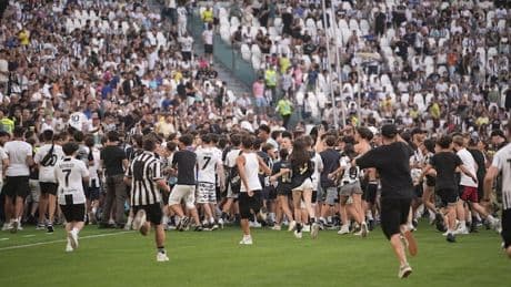 Identit&agrave; Juve, lo Stadium &egrave; una festa: l'invasione e l'abbraccio dei tifosi&nbsp;