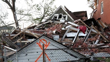 Una ola de tornados causa al menos 27 muertos en el interior de Estados Unidos