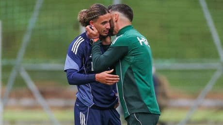 Muslic wird zu Knutschlic - Neuer Trainer küsst sich durch Schalke