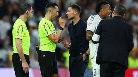 Ni rastro de la renovación en el arbitraje: sin uniformidad en el criterio, el Real Madrid sufre los cuatro primeros escándalos