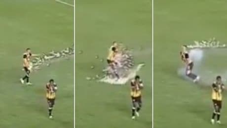 Juan Godoy colpito ai testicoli da un petardo lanciato dalla curva: tragedia sfiorata in Bolivia durante la partita Stongest-Bloooming