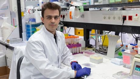 El científico español que logra erradicar la recaída del cáncer de mama más letal: "La idea es empezar con pacientes en 2026"
