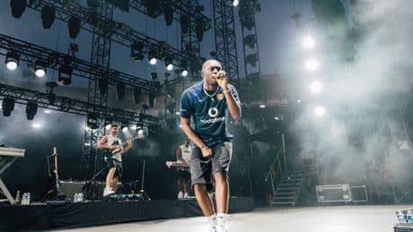 Le concert gratuit de Tiakola attire une foule immense à La Courneuve, le show marqué par des débordements