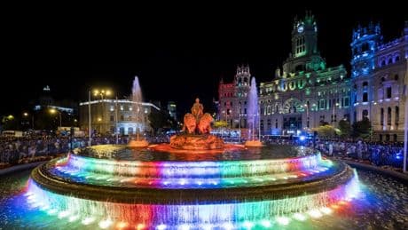 Municipios madrileños pintan de arcoíris los fines de semana para celebrar el orgullo LGTB