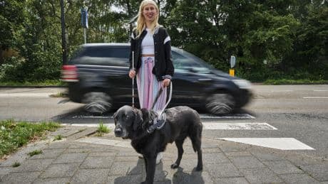 Blinde Anne (19) vaak in gevaar bij oversteken: ’Wat je naar je hoofd geslingerd krijgt, is niet normaal’