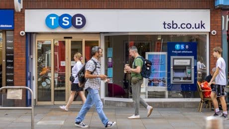 Santander ofrece a Sabadell 2.690 millones por TSB