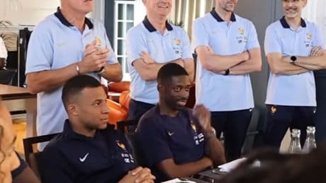 «Au complet pour la bataille contre l’Espagne» : en images, l’arrivée des héros du PSG chez les Bleus