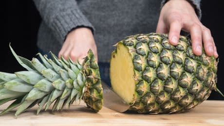 Blitzschnell: So einfach schälen Sie eine Ananas