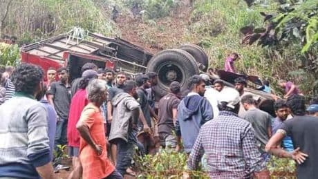 Al menos 11 muertos y más de 30 heridos tras caer un autobús por un precipicio en Sri Lanka