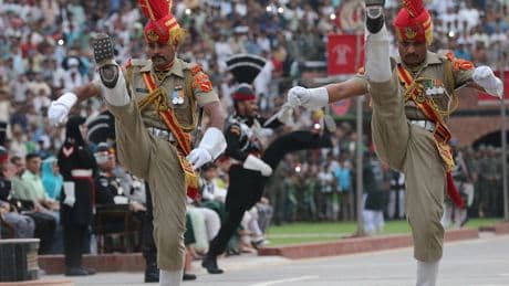 Ondanks spanningen tussen India en Pakistan gaat pompeuze grensceremonie door