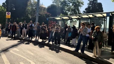 Özel Halk Otobüslerinin kontak kapatmasının ardından duraklarda yoğunluk oluştu