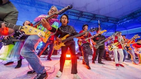 Mehr als 1.200 Musiker bilden größte Live-Rockband