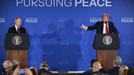 "Ça, c'est intéressant": Vladimir Poutine invite Donald Trump à Moscou qui estime que "cela pourrait arriver"