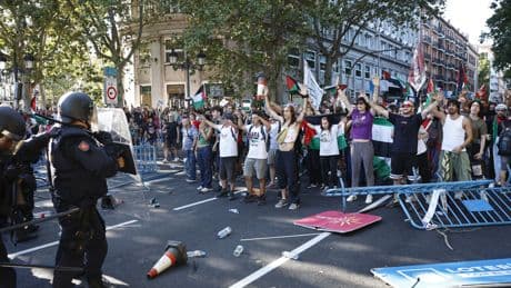 22 policías heridos en los disturbios de La Vuelta, aplaudidos en tromba por el Gobierno por su &quot;ejemplo de dignidad&quot;