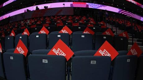 Fans setzen Zeichen gegen Rassismus, Deutschland rauscht zum nächsten Sieg