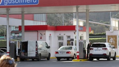 El precio del diésel se toma un respiro y marca un nuevo mínimo anual con la gasolina estable