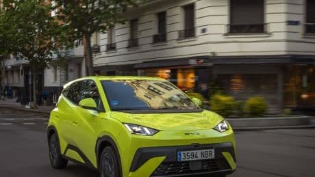 Al volante del BYD Dolphin Surf: subrayado por colores brillantes, resulta atractivo, casi tanto como su precio