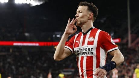 Perisic mantiene la emoción en la Eredivisie con un 'hat trick'