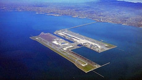 Schneller als geplant … - Mega-Flughafen versinkt im Meer