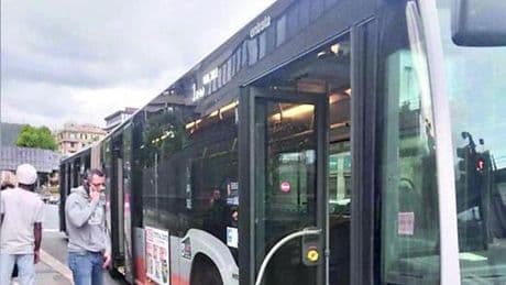 Spray urticante sul bus a Sestri Ponente, paura tra i passeggeri: quattro intossicati