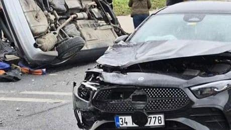 Beylikdüzü'nde feci kaza! Önce ters şeride daldı, ardından 2 araca çarptı