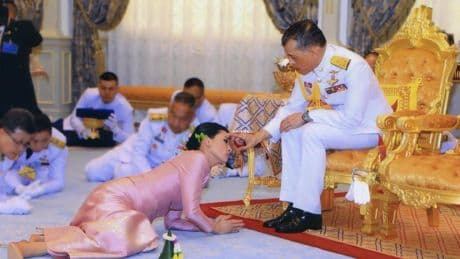Dos hijos repudiados del polémico rey de Tailandia denuncian que se les impide viajar al país