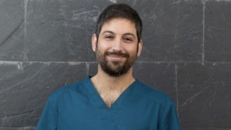 Álvaro Fernández, farmacéutico: “Se ha puesto de moda decir que ya no te venden ibuprofeno sin receta, y eso no es verdad”