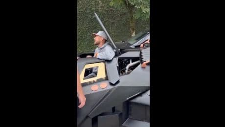 Für 1,5 Millionen Euro - Dieser Fußball-Star kauft sich ein Batmobil