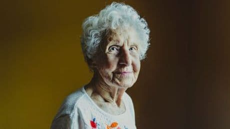 Yoga: Charlotte Chopin, 102, nutzt Yoga zur Versöhnung mit ihrer Lebensgeschichte