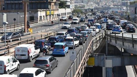 Scooter tampona auto in Sopraelevata: un ferito e traffico in tilt verso Sampierdarena