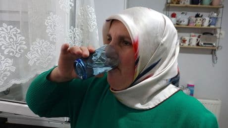 Şifa olduğuna inanarak 30 senedir nisan yağmurunun suyunu içiyor