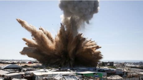 Attacchi aerei israeliani causano 25 morti a Gaza: la situazione si aggrava