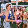 IN BEELD. Water, schaduw en zonnecrème: het is een bloedhete dag op Pukkelpop