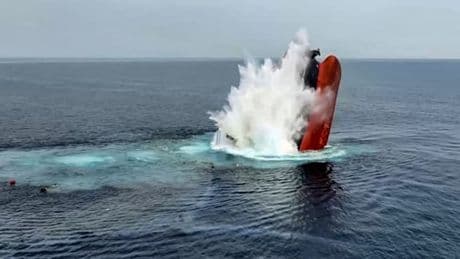 Huthis versenken erneut Frachtschiff, sollen Crew-Mitglieder entführt haben