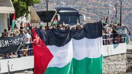 Grecia, la protesta contro una nave da crociera israeliana diventa un caso politico