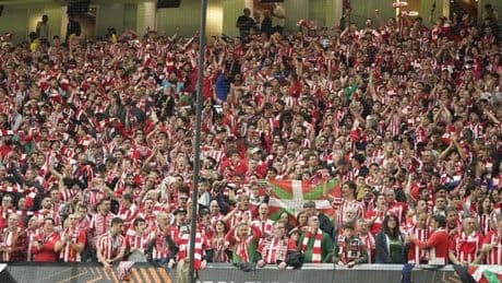 La UEFA multa al Athletic con 50.000 euros por lanzamiento de objetos, cánticos y bengalas en los duelos ante el United