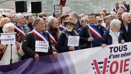 SNCF : face à l’état dégradé des lignes Paris-Orléans-Limoges-Toulouse et Paris-Clermont, des usagers et élus manifestent leur colère dans la capitale