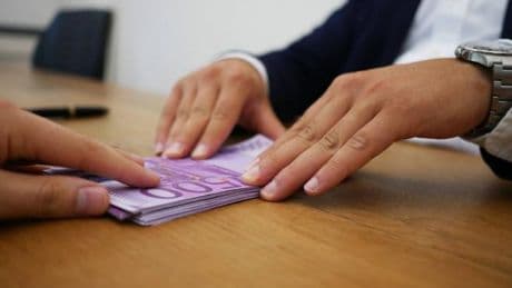 Adiós al dinero en efectivo: Multas de 150.000 euros a quien saque sus ahorros del cajero